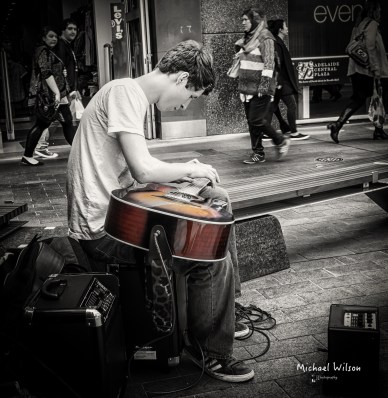 joven con guitarra