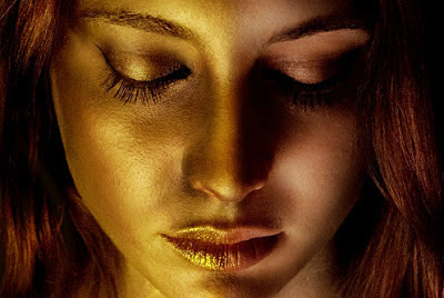 mujer estatua de oro